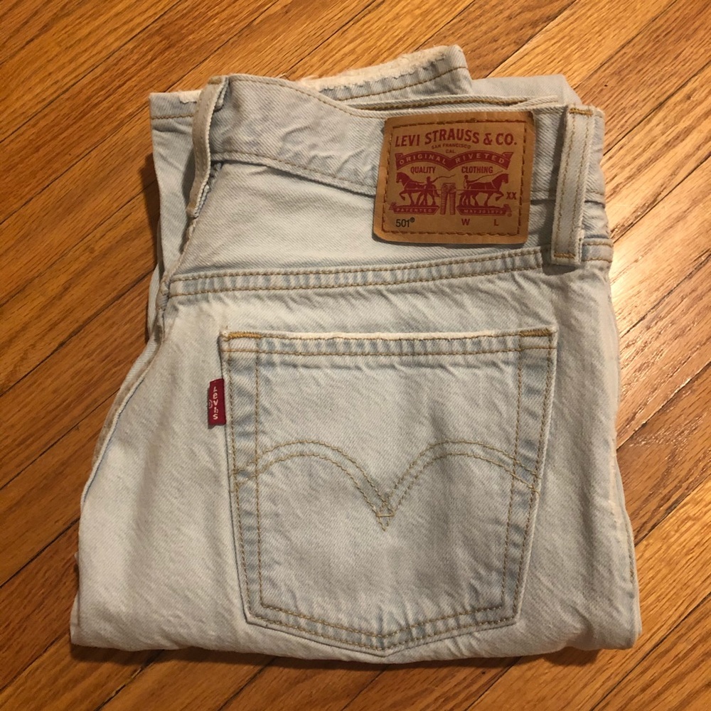 Levi’s 501 light wash denim 26x32